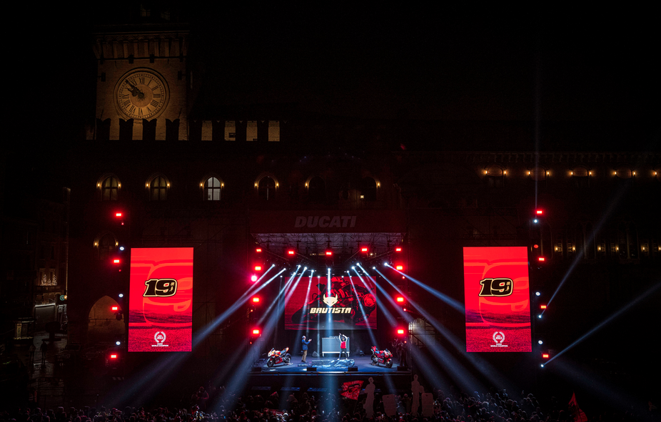 Bologna & Piazza Maggiore Turn Red